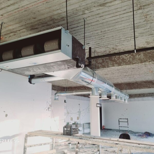 فني تركيب مكيفات مركزية في احد رفيدة